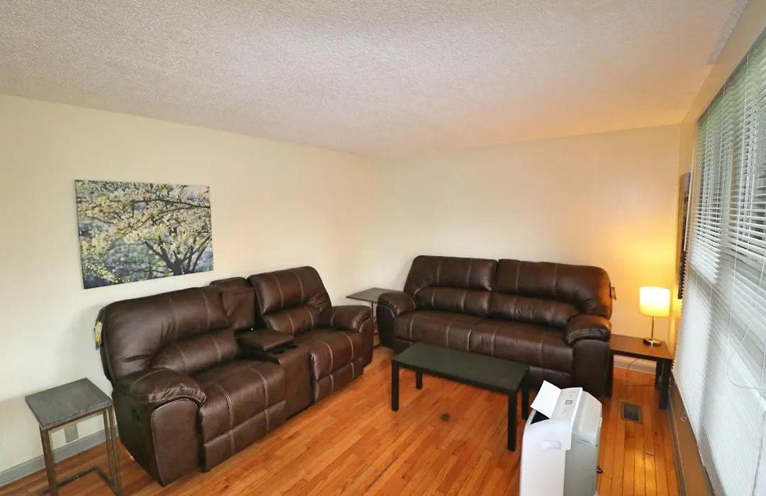20 Minutes To Broadway And Fenced Back Yard-1